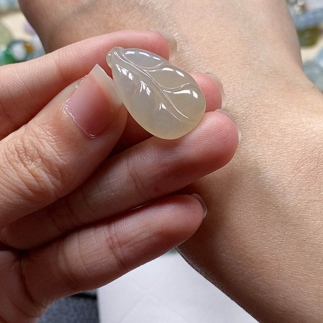 翡翠颈饰未镶嵌闪