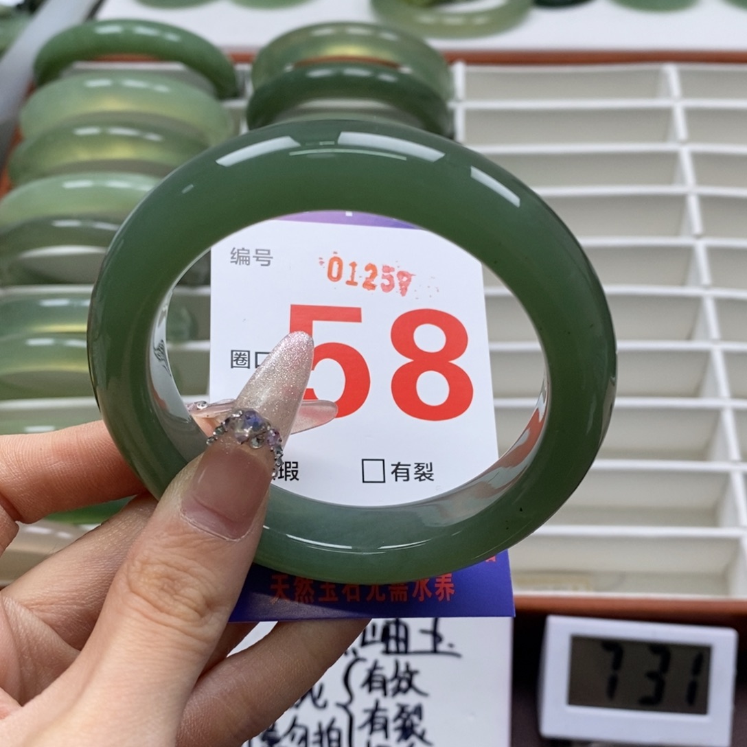 蛇纹石玉手镯未镶嵌