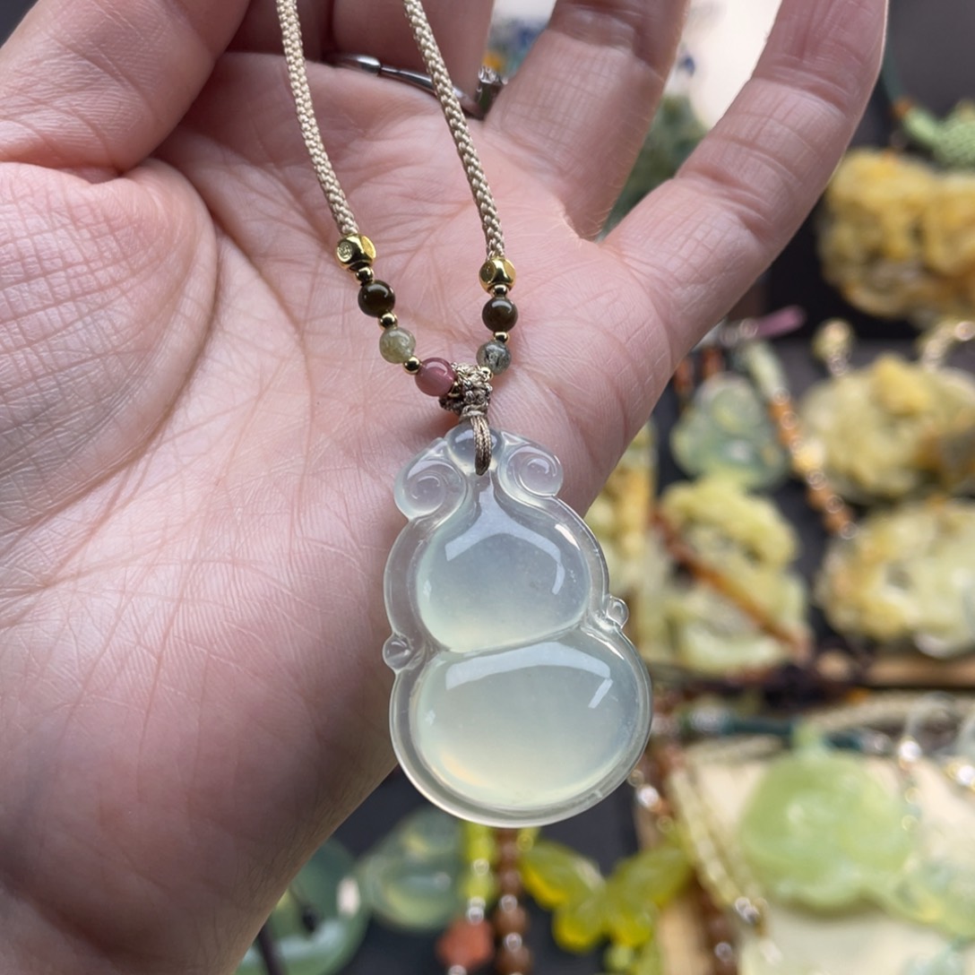 蛇纹石玉颈饰未镶嵌