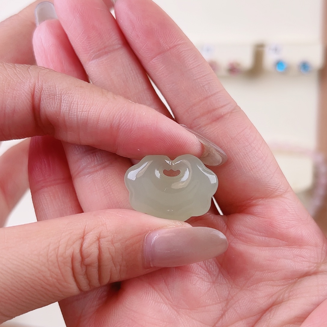 Y***i颈饰未镶嵌和田玉