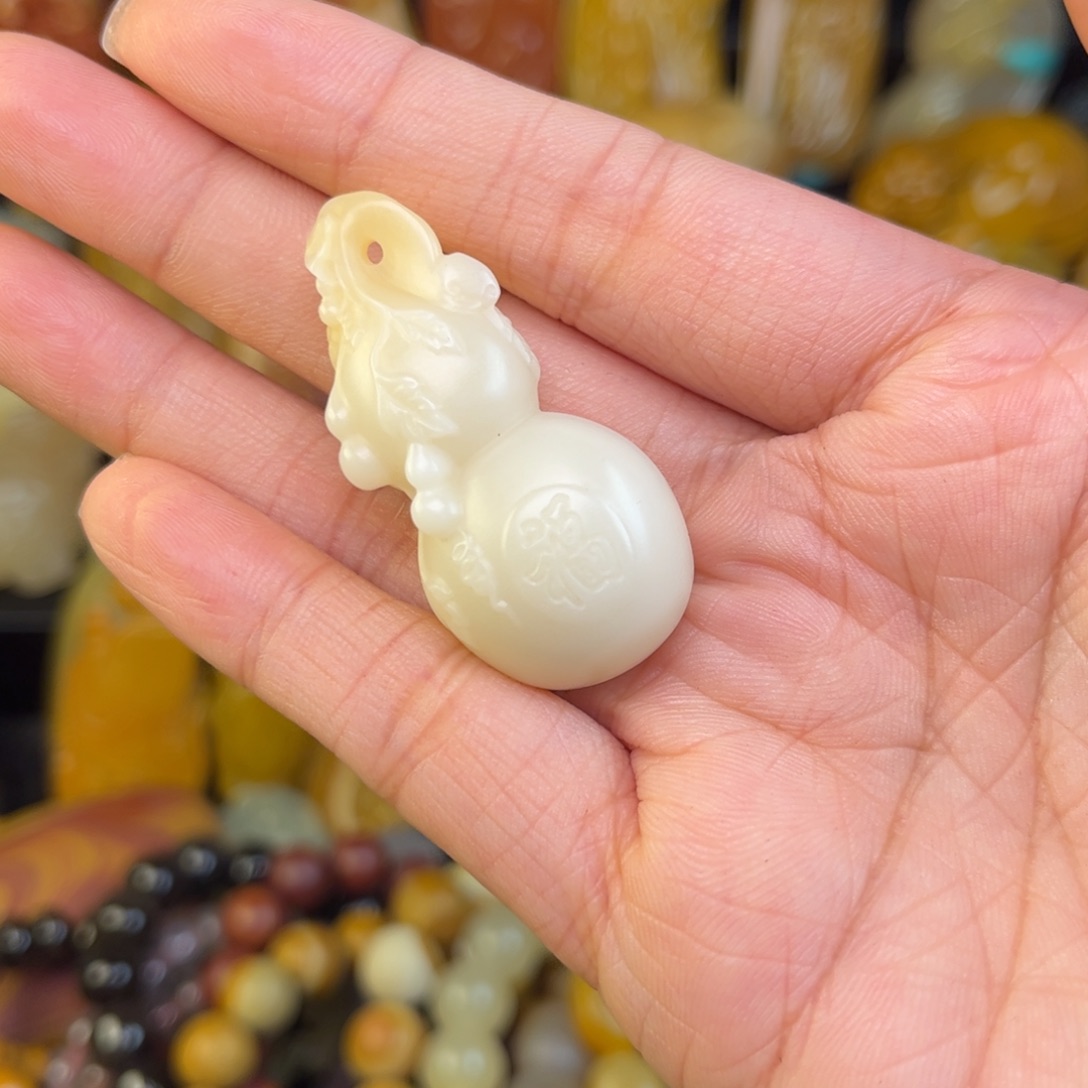 平***晚石英质玉未镶嵌黄蜡石吊坠