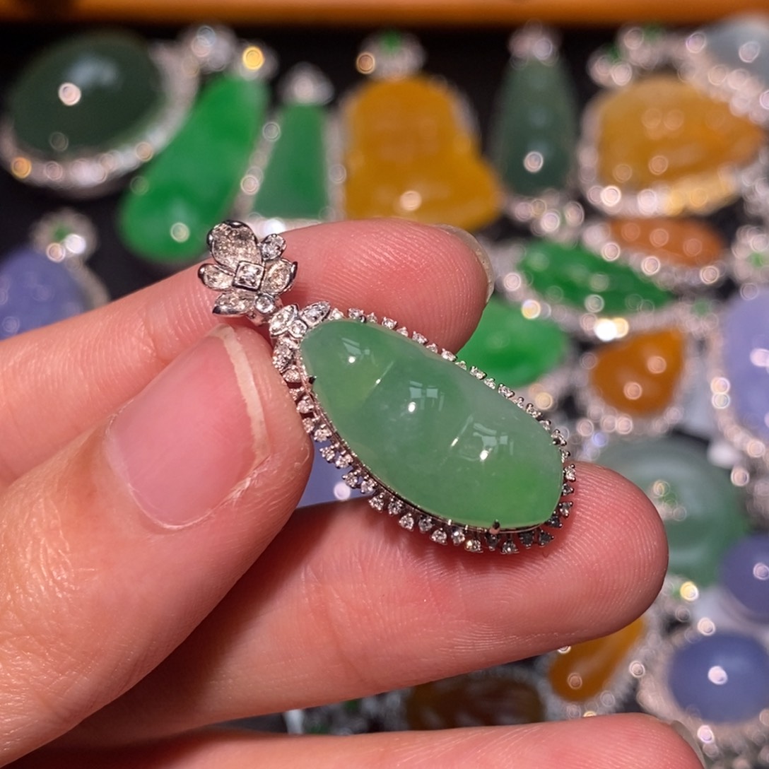 翡翠18K金镶嵌颈饰