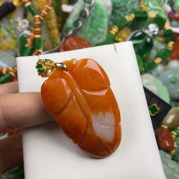 翡翠未镶嵌吊坠(赠链)