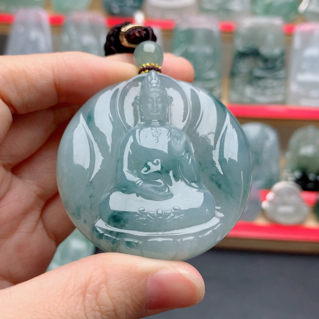 蔡***翡翠未镶嵌颈饰素衣