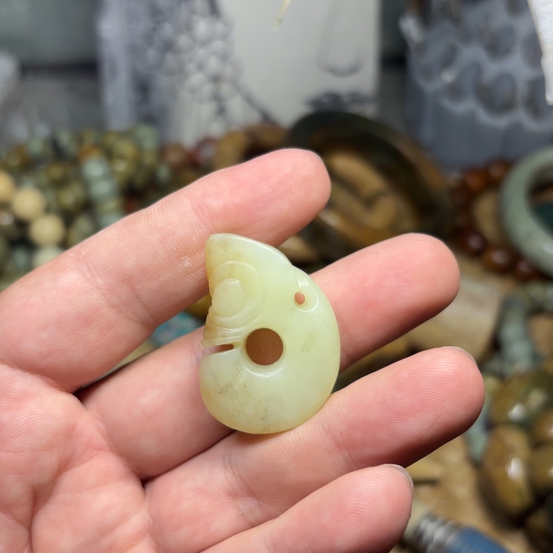 小***子岫岩老玉（透闪石质玉）未镶嵌颈饰
