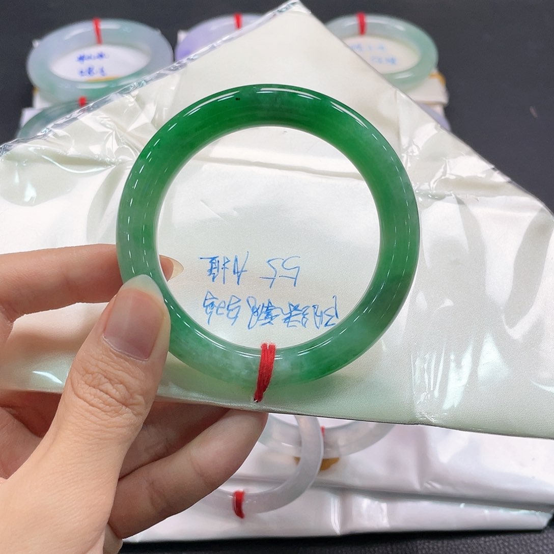 翡翠手镯未镶嵌翡翠手镯