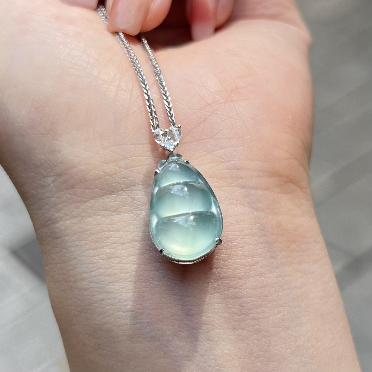 18k金钻镶嵌晴蓝翡翠福豆吊坠 梦幻特殊底色