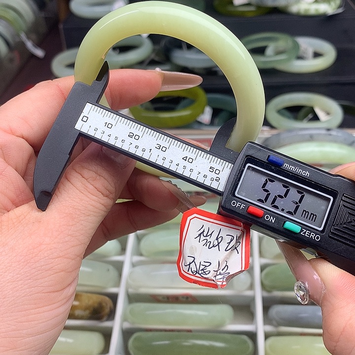 蛇纹石玉手镯未镶嵌500