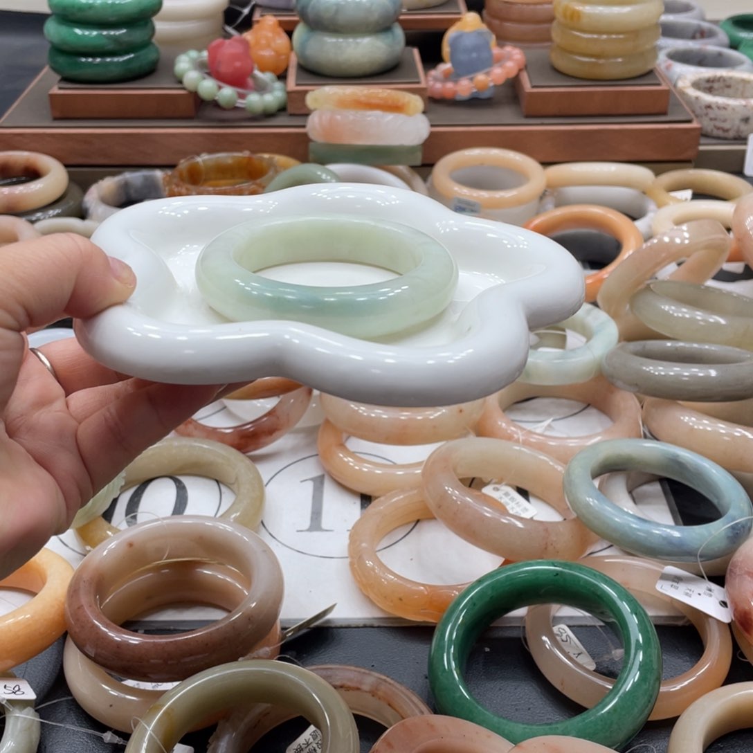 J***何石英质玉手镯未镶嵌