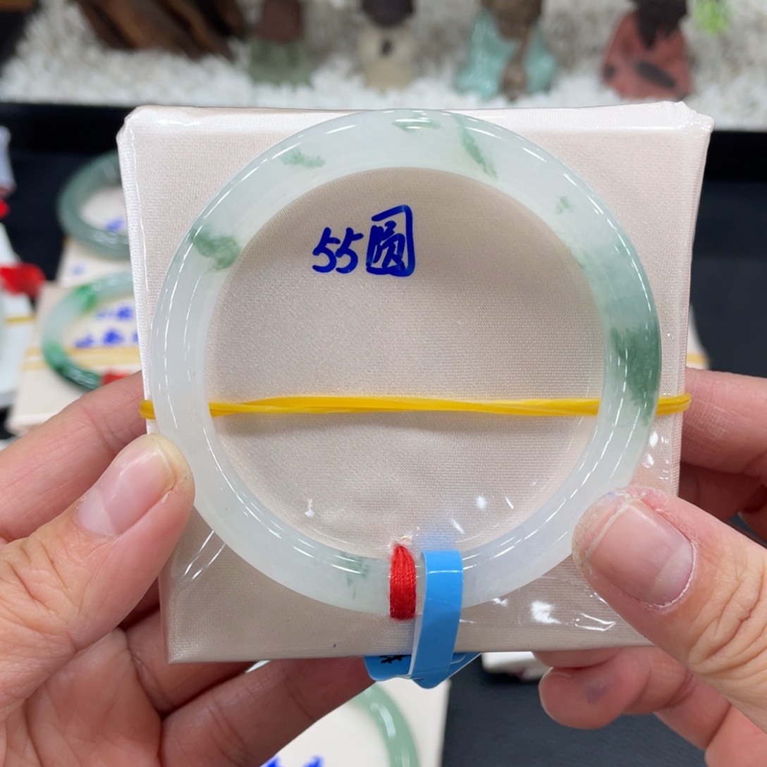 翡翠手镯未镶嵌沝*?缅甸翡翠