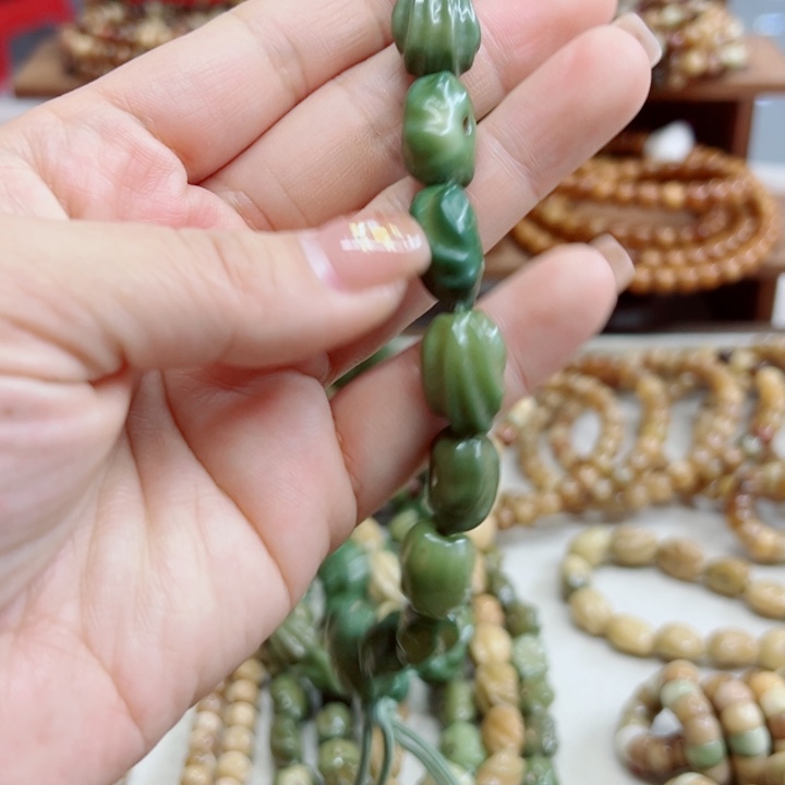 阿***答龙脊菩提手串原籽绿手持