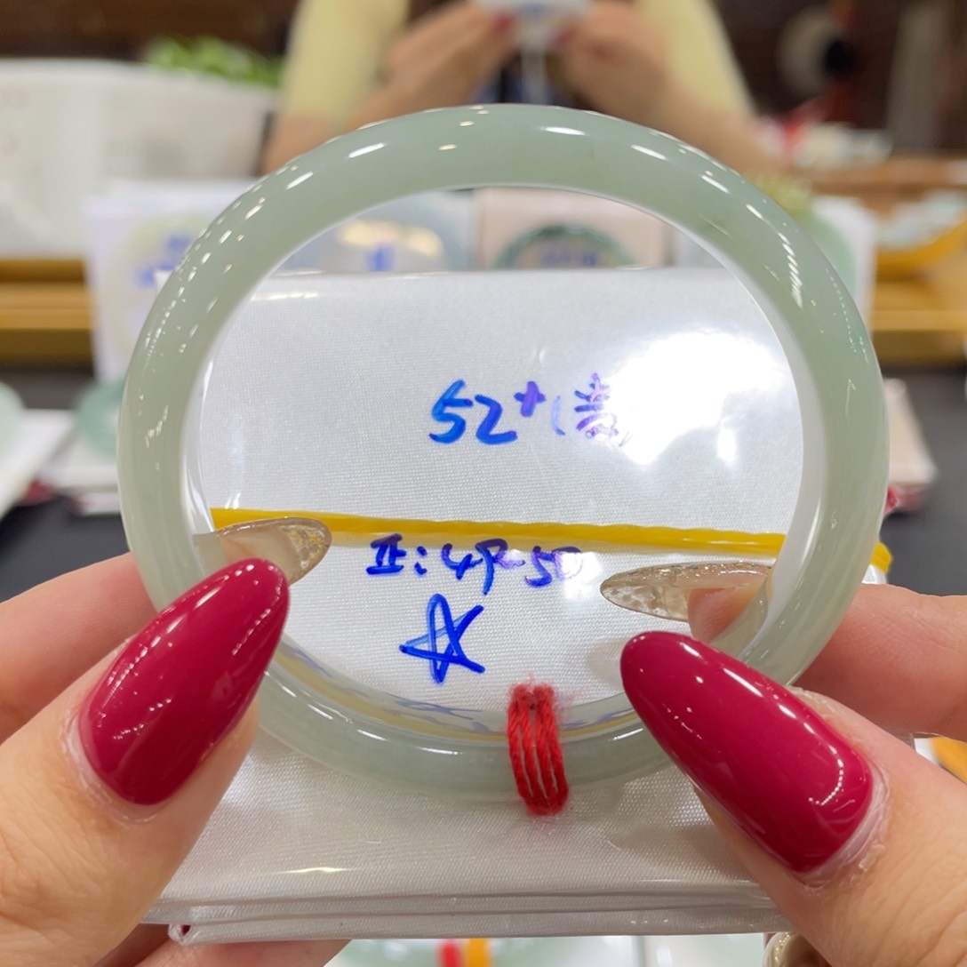 翡翠手镯未镶嵌翡翠
