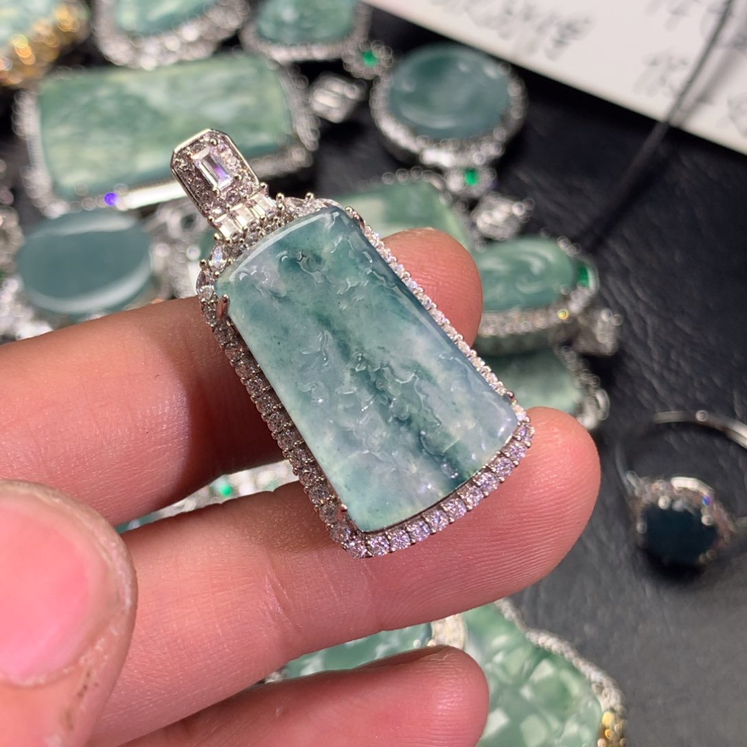 翡翠颈饰未镶嵌山水