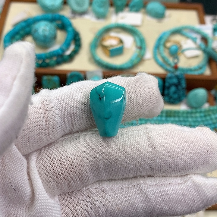 绿松石挂件未镶嵌好**绵