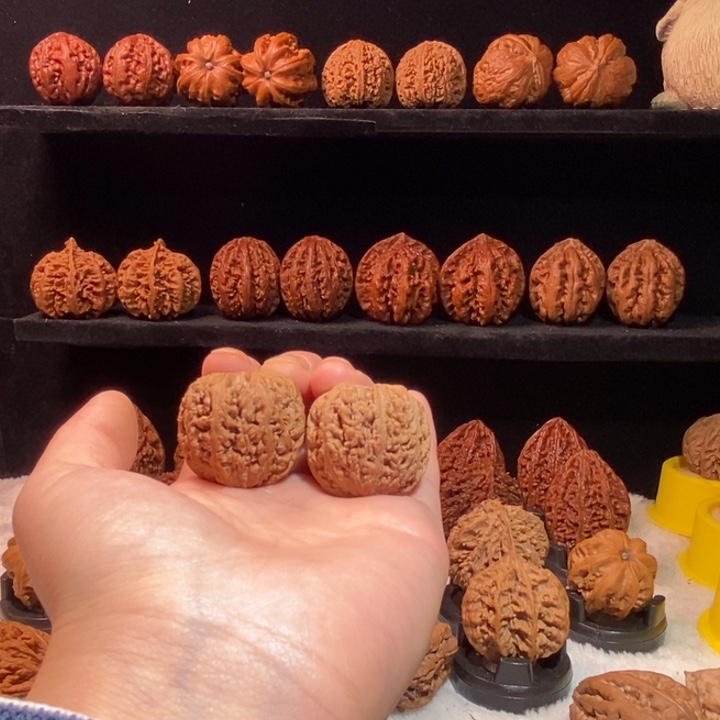 M***言文玩核桃把件绣球