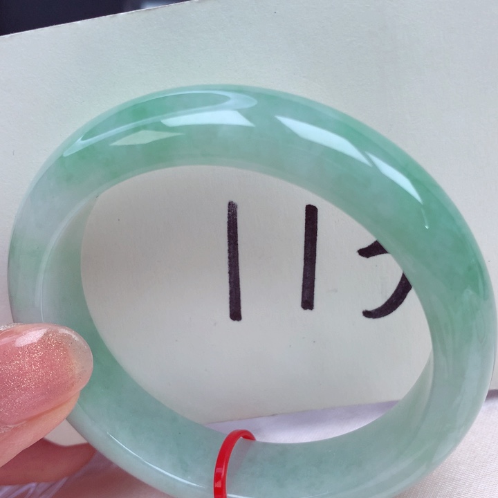 翡翠手镯未镶嵌翡翠