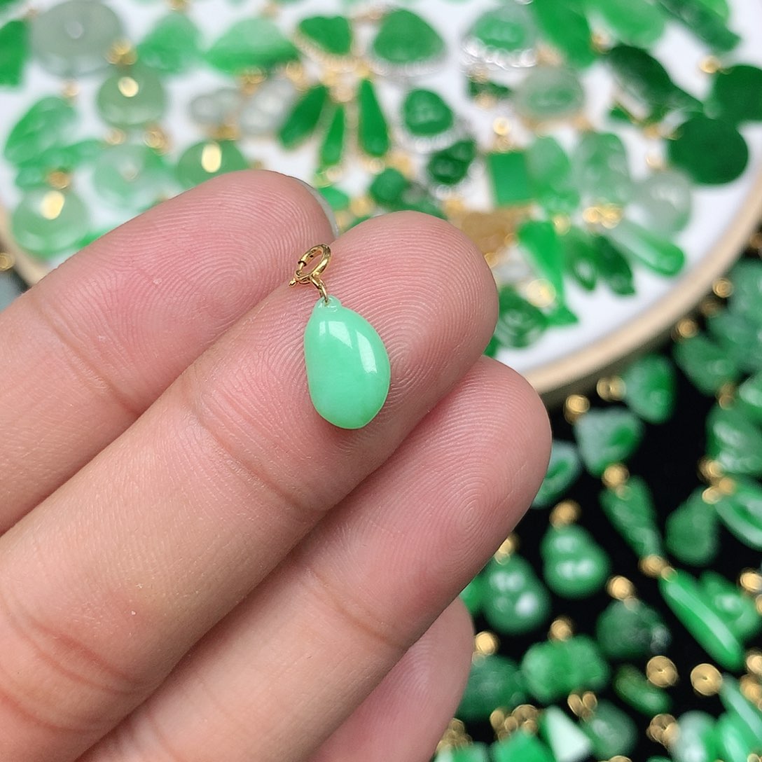 翡翠配石18K金扣 小巧精美阳绿小福瓜