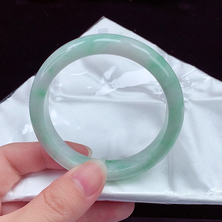 翡翠手镯未镶嵌翡翠