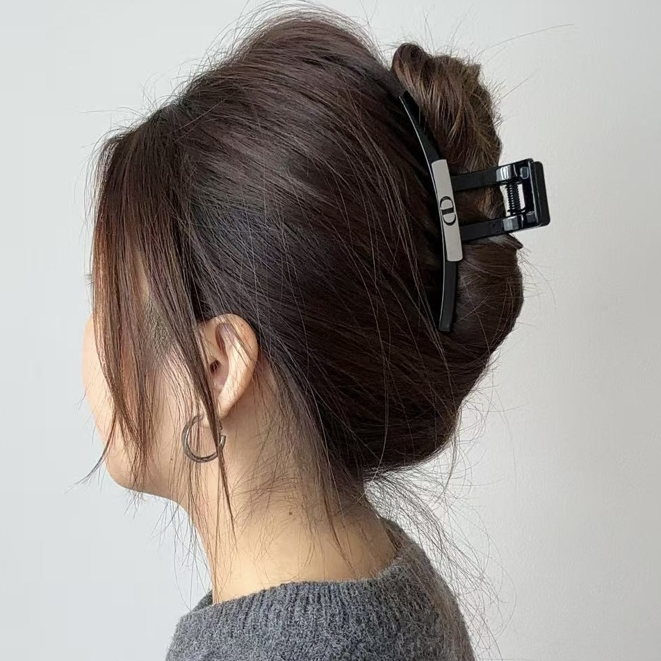 女钛钢字母鲨鱼夹夹简约高级感法式复古百搭后脑勺抓夹时尚感新款