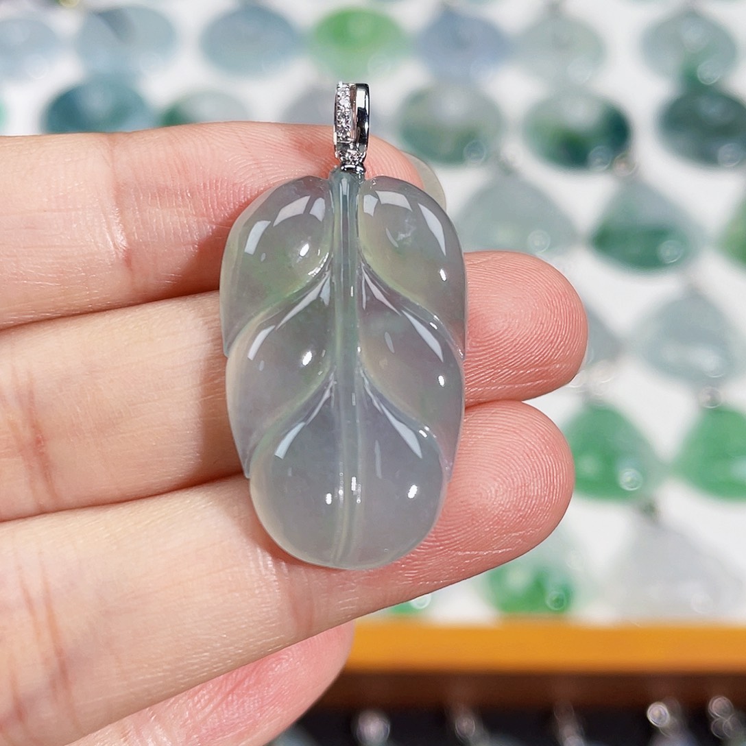 颈饰18K金镶嵌翡翠吊坠