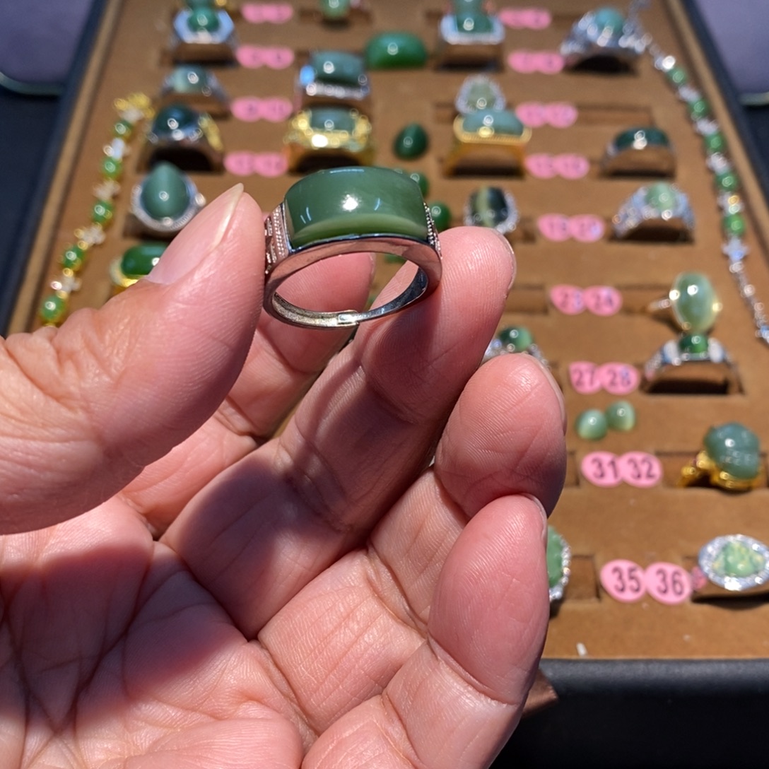 相***沫和田玉未镶嵌戒指