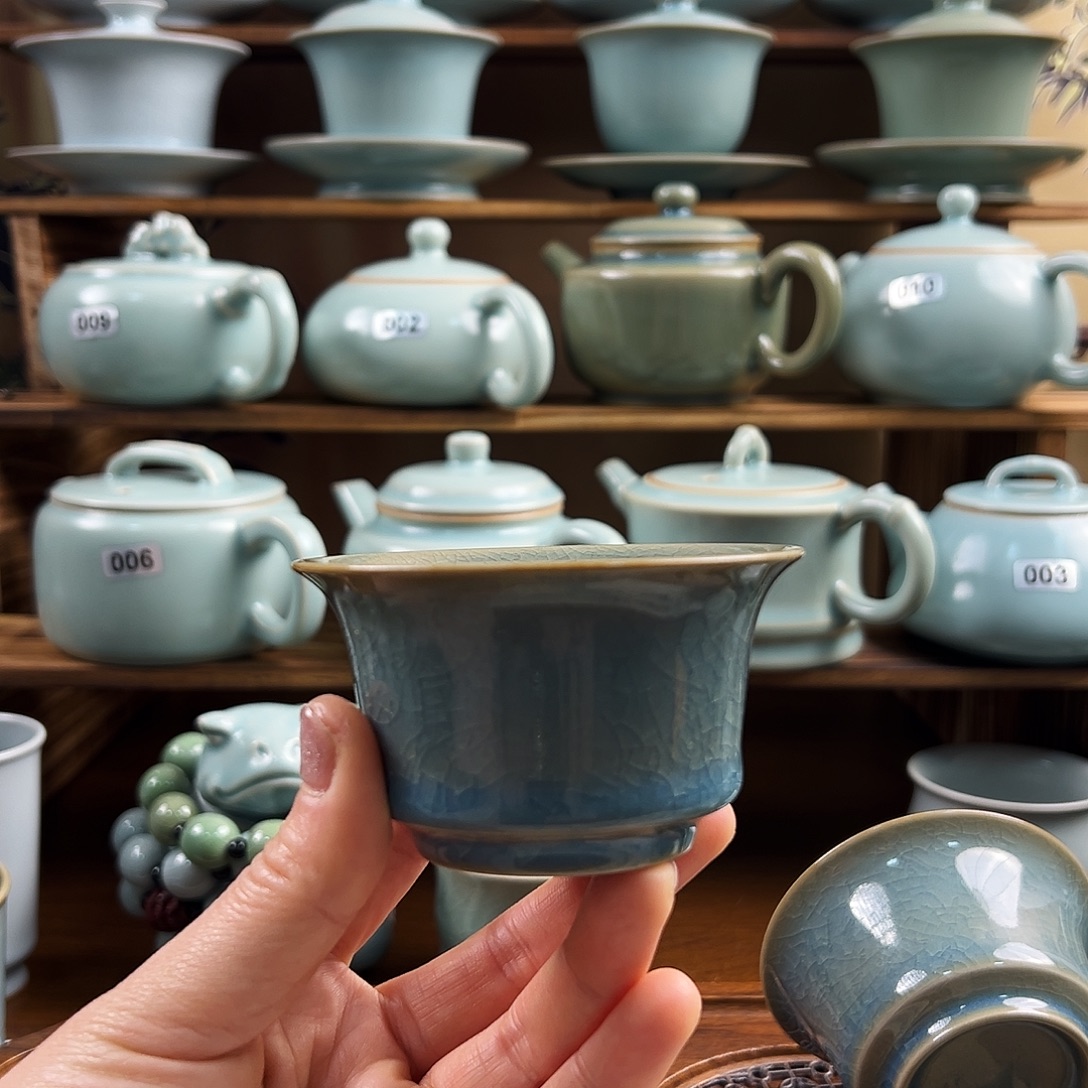 天蓝釉水马蹄主人杯