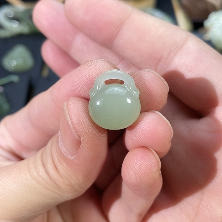 和田玉颈饰未镶嵌小胖锁