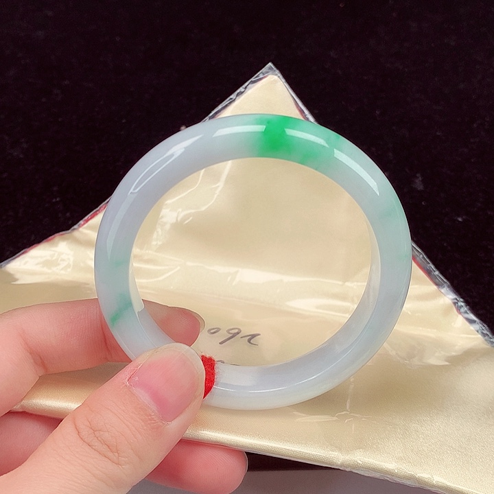 翡翠手镯未镶嵌翡翠