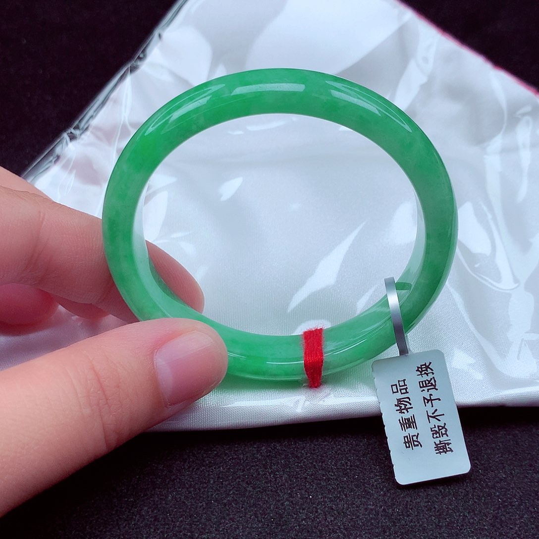 翡翠手镯未镶嵌天然缅甸