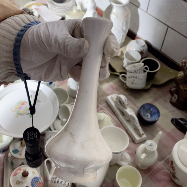 摆件到手两个陶瓷艺术摆件