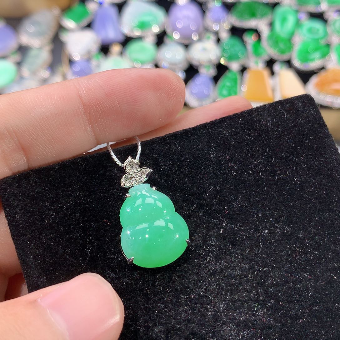 翡翠18K金镶嵌颈饰