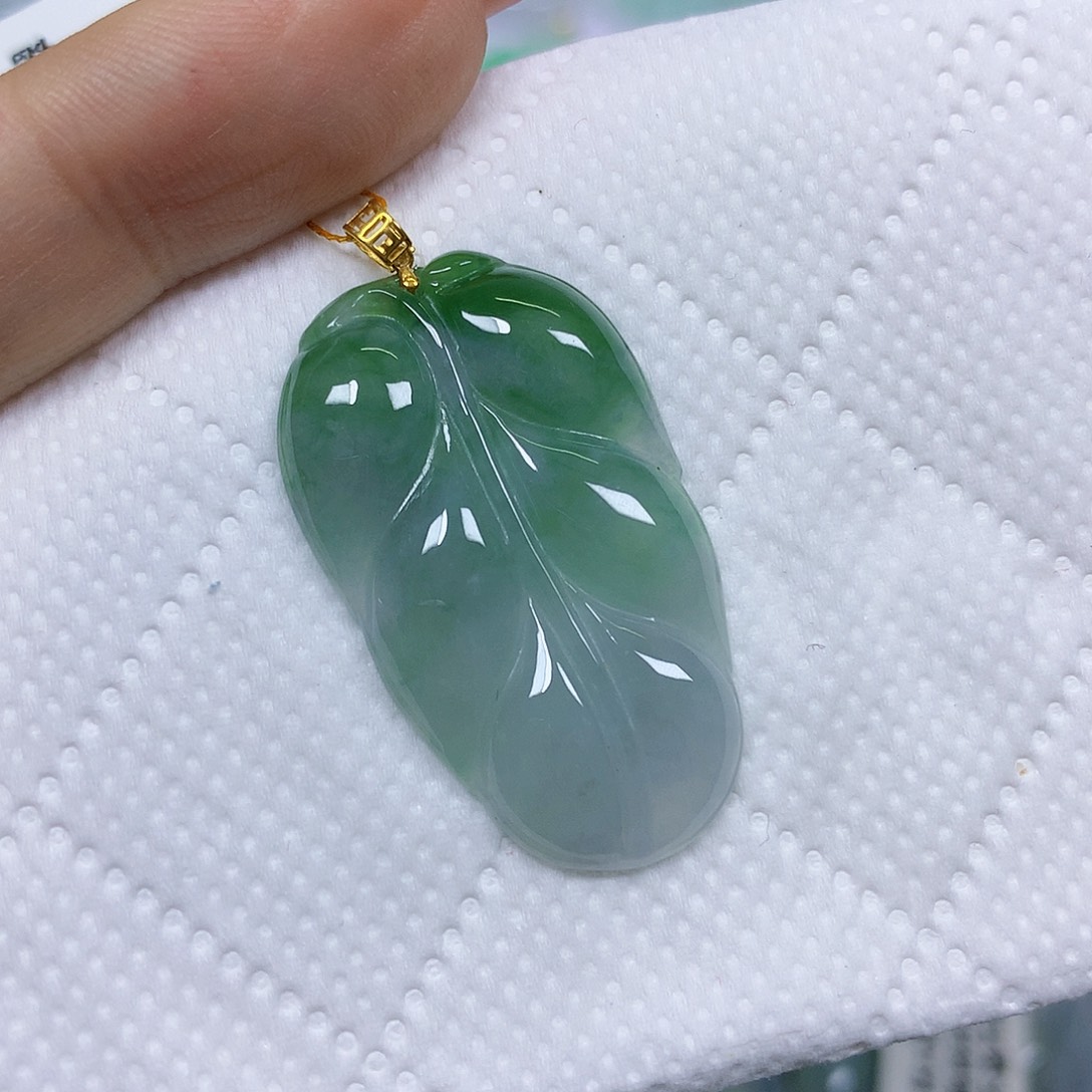 颈饰18K金镶嵌翡翠挂件