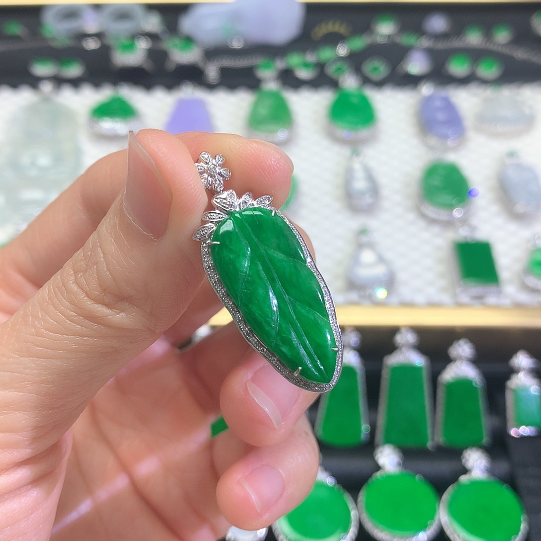 颈饰18K金镶嵌翡翠吊坠