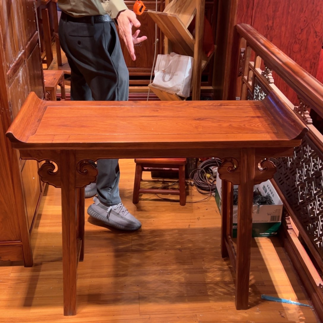 花梨木类家具是**咖96条案