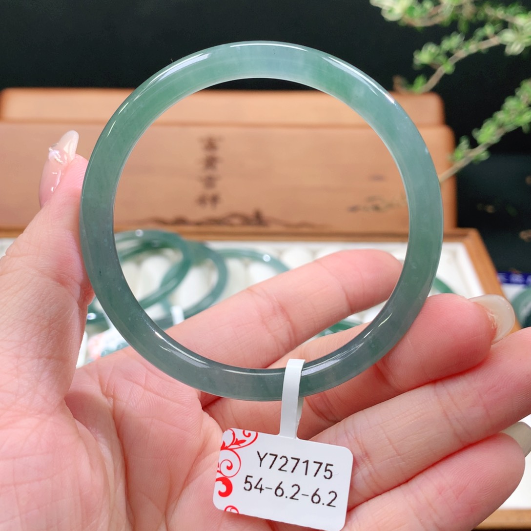 翡翠手镯未镶嵌天然