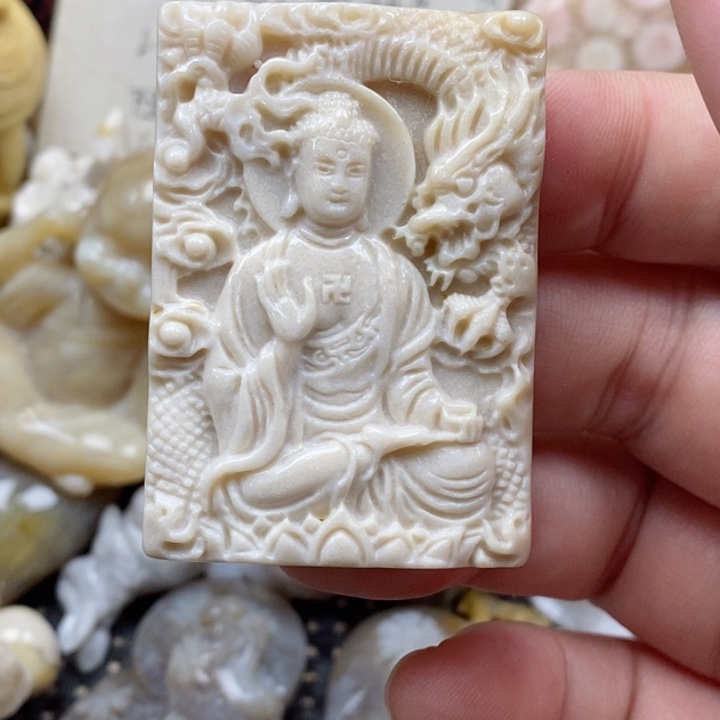 颈饰未镶嵌硅化珊瑚（珊瑚玉）