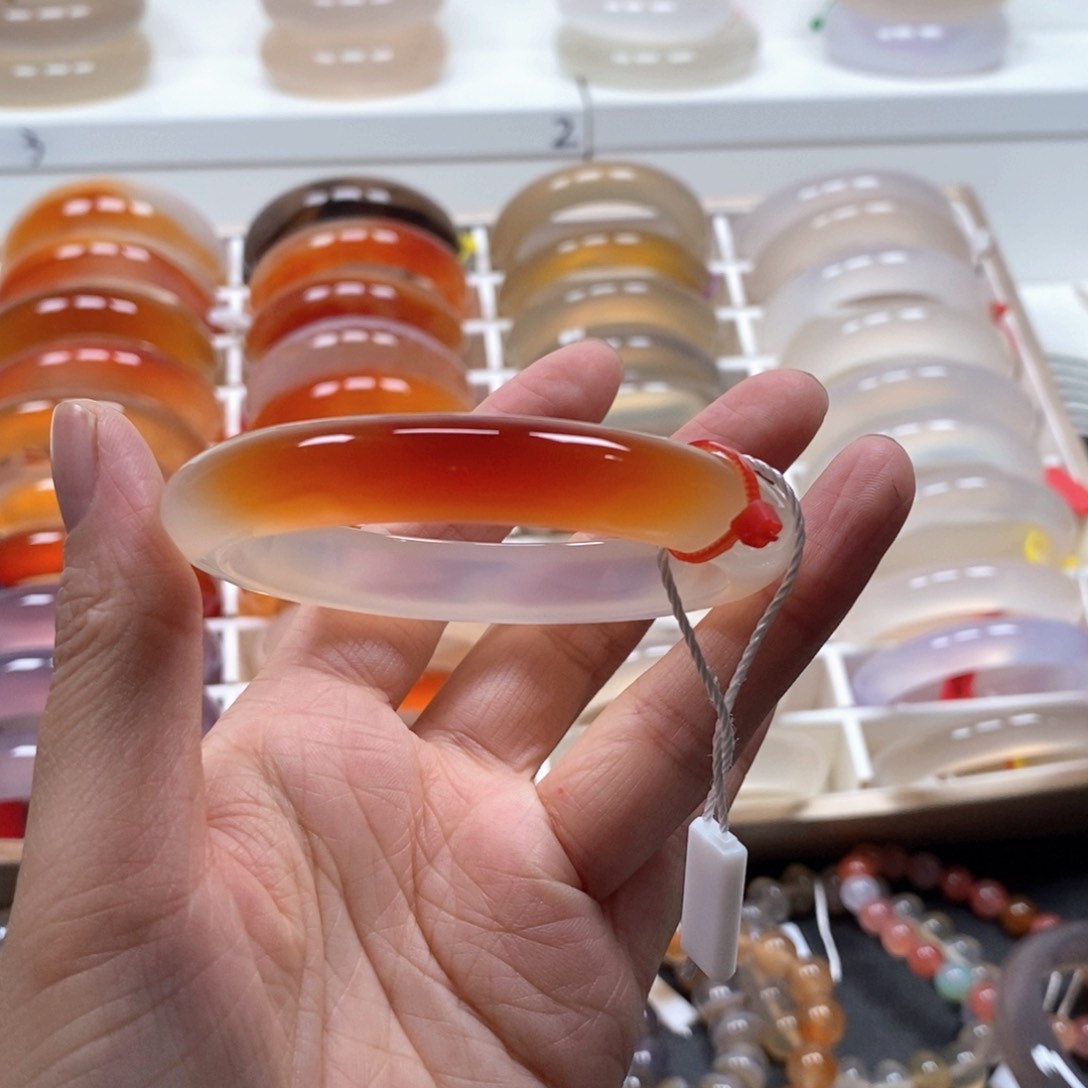 喔***玛瑙/玉髓手镯未镶嵌