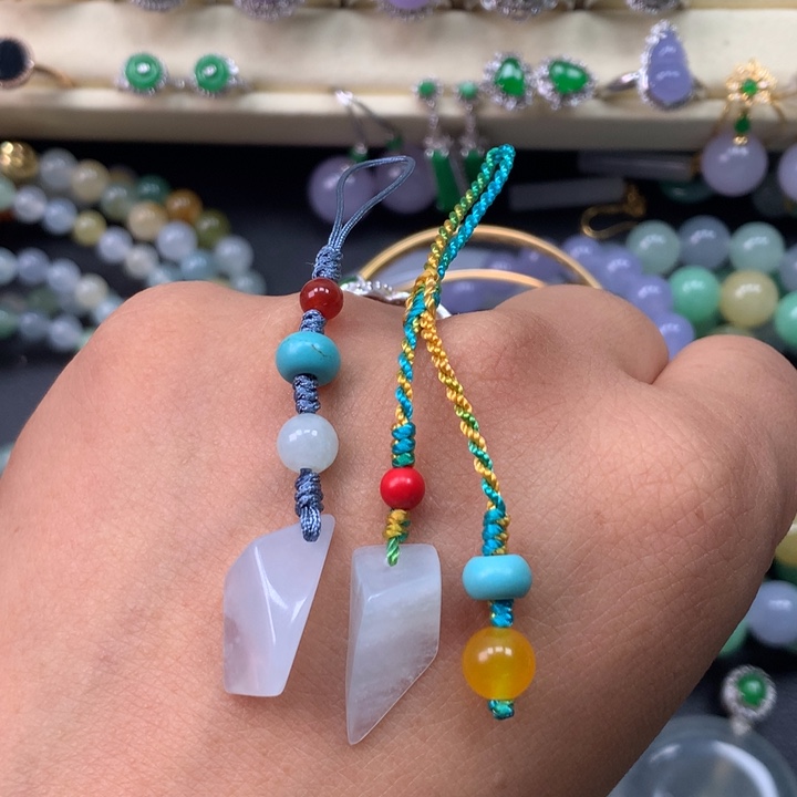 R***U翡翠未镶嵌颈饰随形手机挂