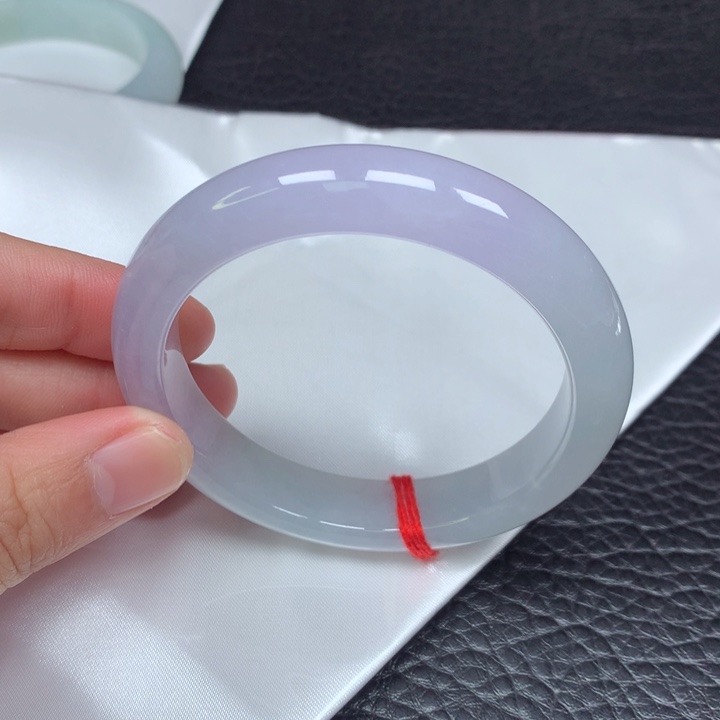 翡翠手镯未镶嵌初*。