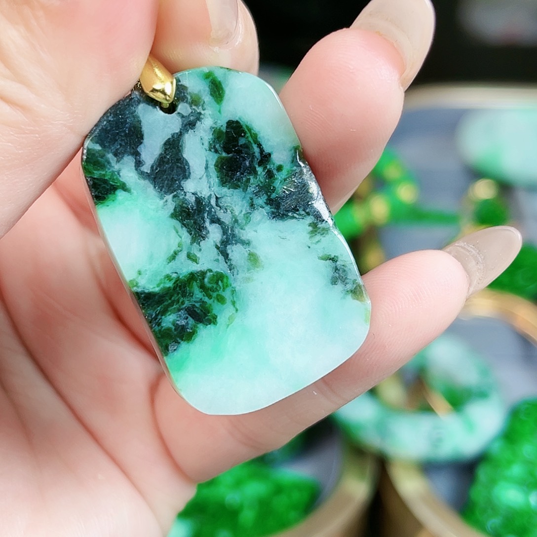 翡翠颈饰未镶嵌吊坠