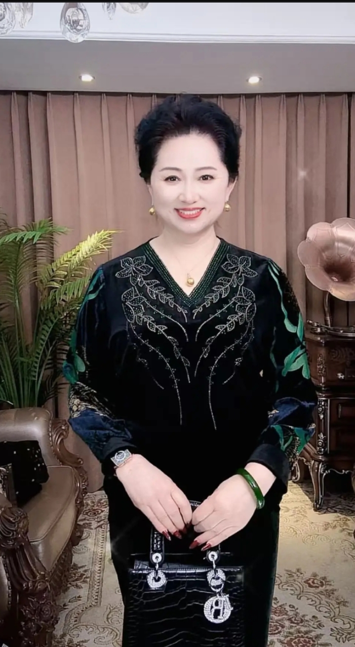 时尚减龄高端大气上档次金丝绒烫钻上衣