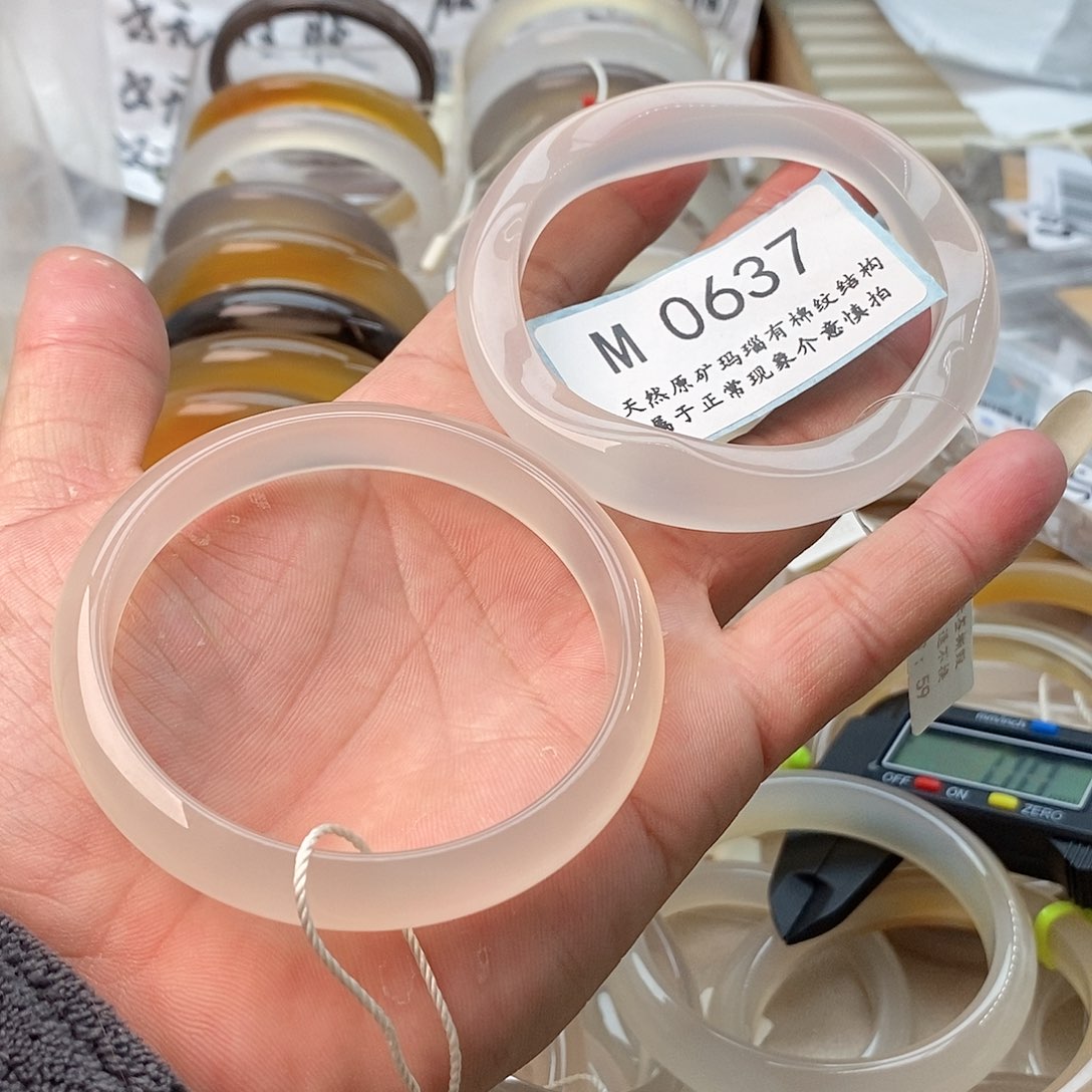 玛瑙/玉髓手镯未镶嵌59.9买断不退换，带划痕一个