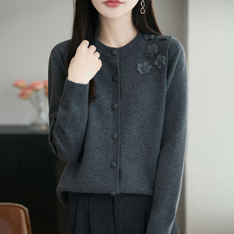 品牌撤柜正品新款绣花开衫外搭羊毛衫女秋冬内搭立体气质针织衫