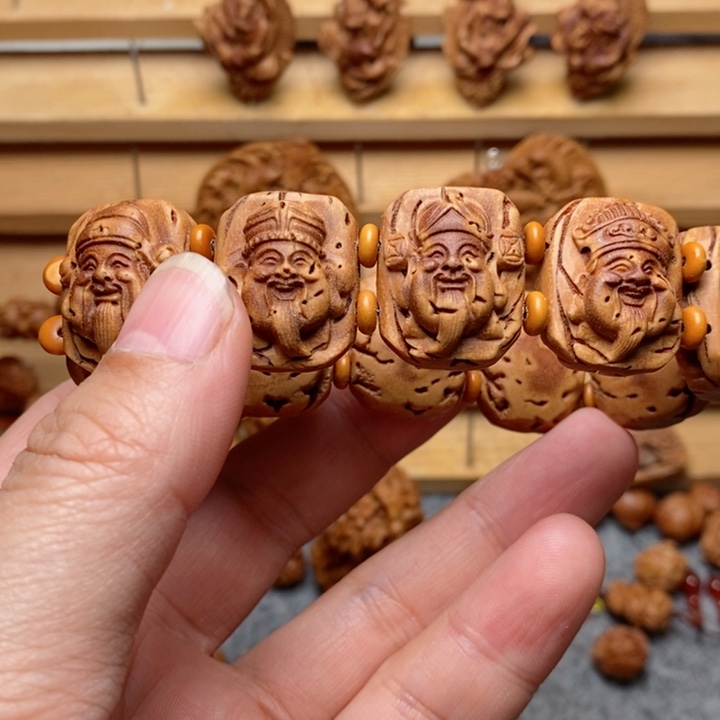 桃核雕刻财神手牌