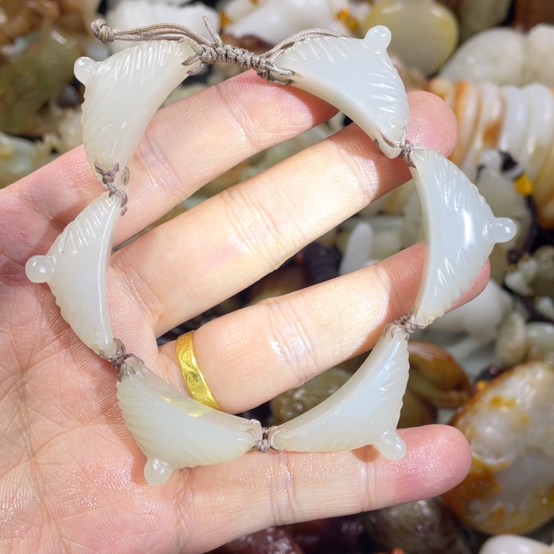 和田玉未镶嵌把件