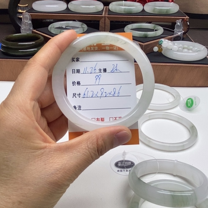 *****石英质玉未镶嵌手镯