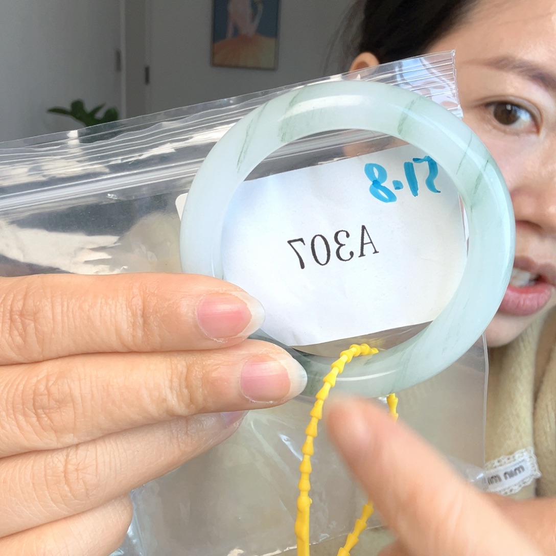 东陵石未镶嵌手镯和手牌的颜色