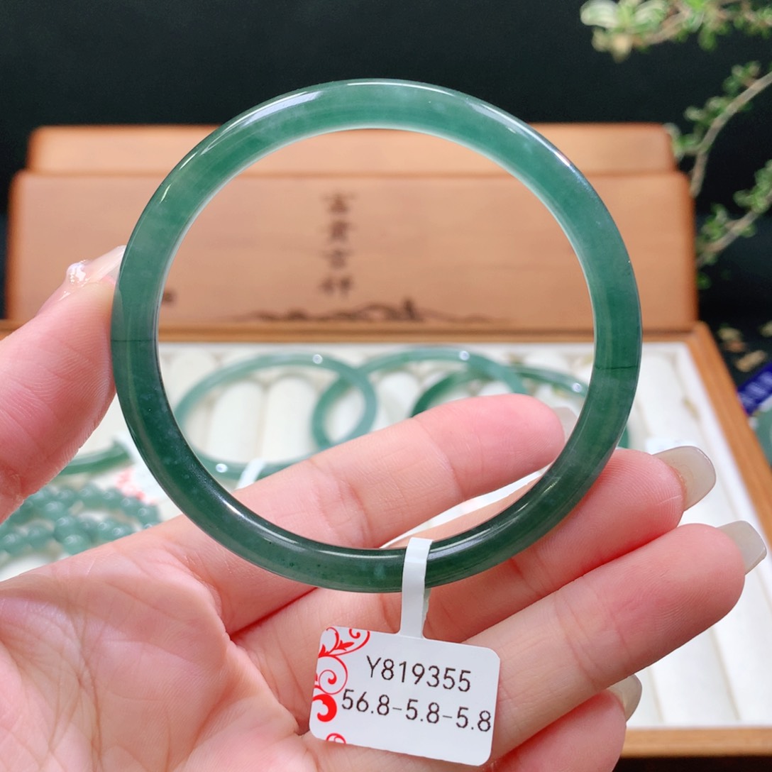 翡翠手镯未镶嵌天然