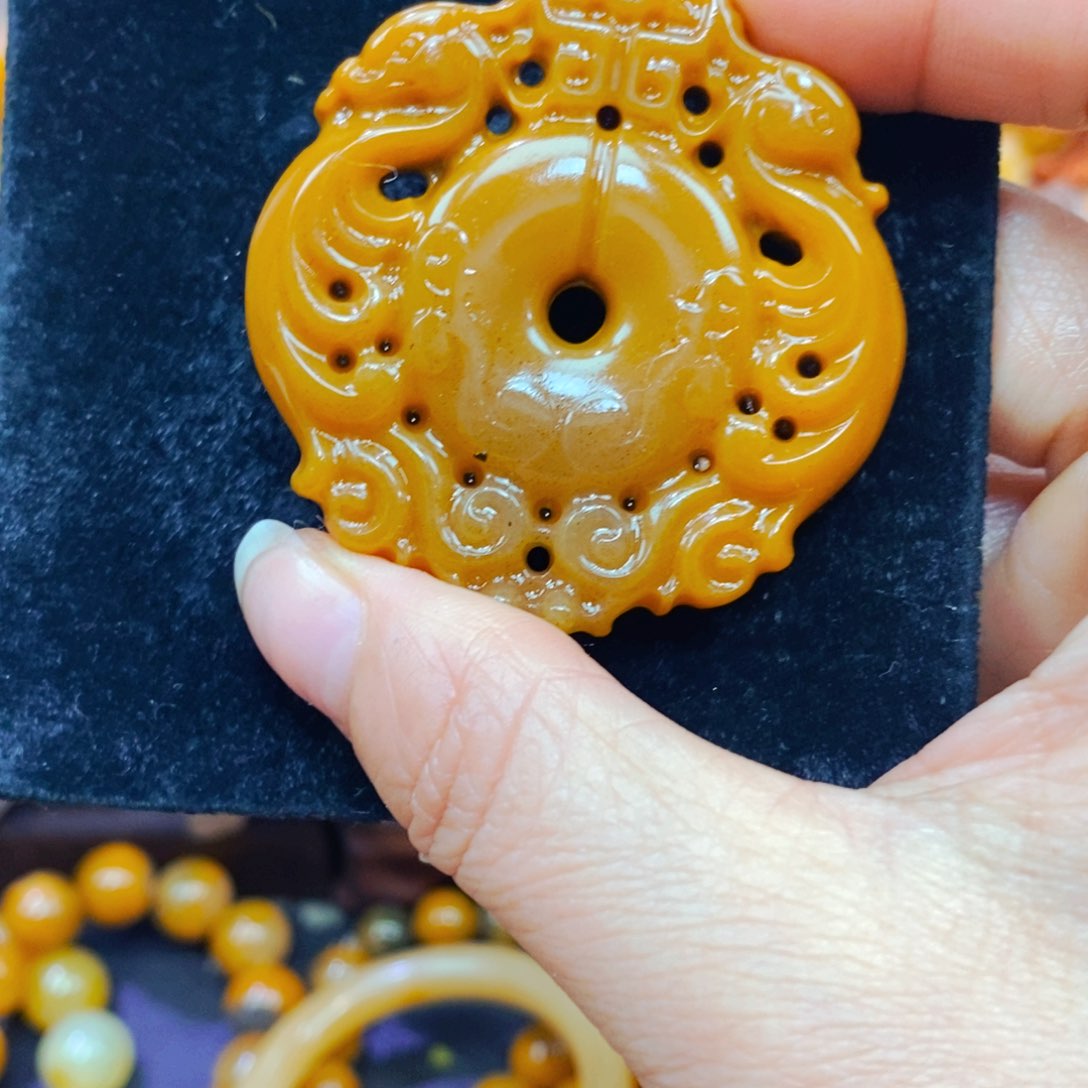 未镶嵌石英质玉（黄龙玉）颈饰