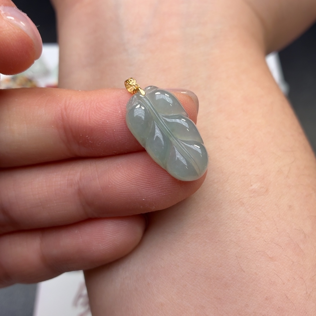 翡翠18K金镶嵌颈饰叶子